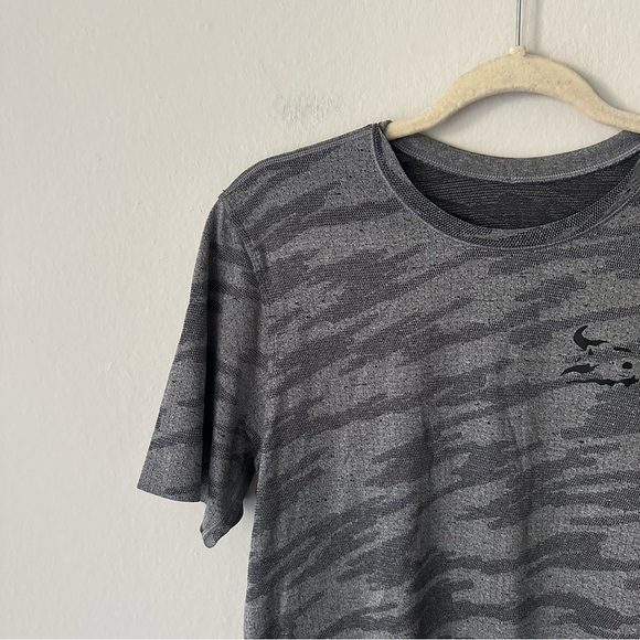 Lululemon Metal Vent Breathe Short Sleeve
Scatter Surface Black / Vapor Small - Picture 2 of 13